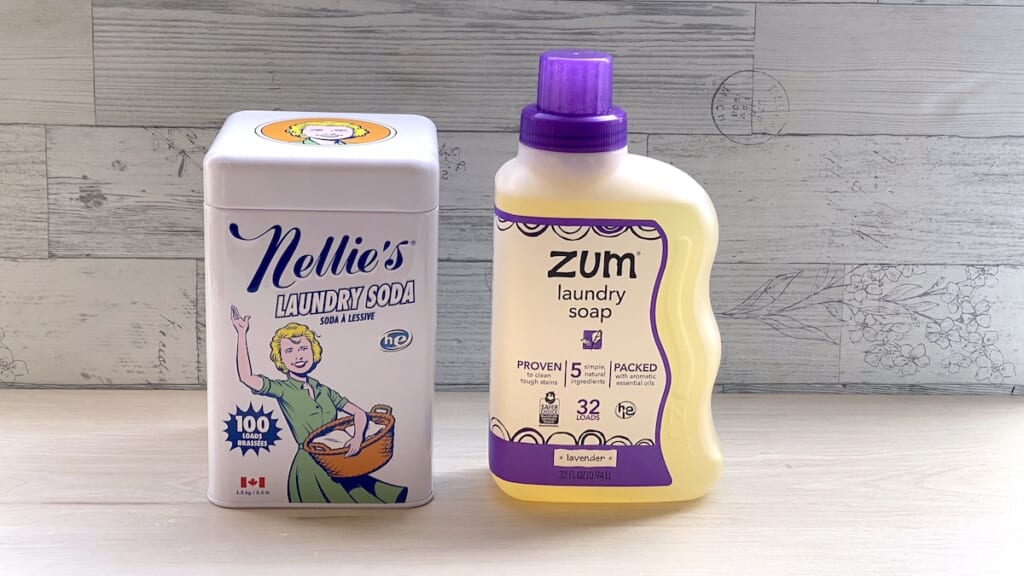 Nellie's, ランドリーソーダ、100回分、1.5kg(3.3ポンド)ZUM, ランドリーソープ、ラベンダー、0.94L(32液量オンス)並べたところ