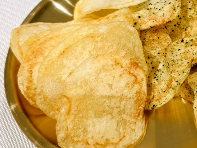 湖池屋オンラインショップ限定・2025年版「今金男しゃくポテトチップス 甘み引き立つ しお味」(先行お披露目会にて)