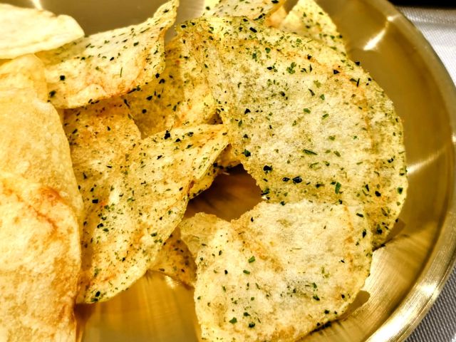 湖池屋オンラインショップ限定・2025年版「今金男しゃくポテトチップス 旨み感じる のり塩」(先行お披露目会にて)