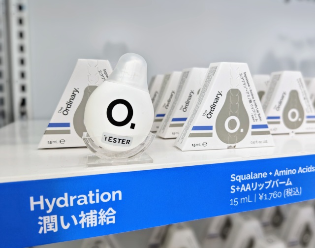 カナダ発ヴィーガンスキンケアブランド「The Ordinary」S+AAリップバーム（2025年8月23日（土）〜2025年8月31日（日）東京・下北沢ポップアップストア「The Ordinary Mini-Mart.」にて）