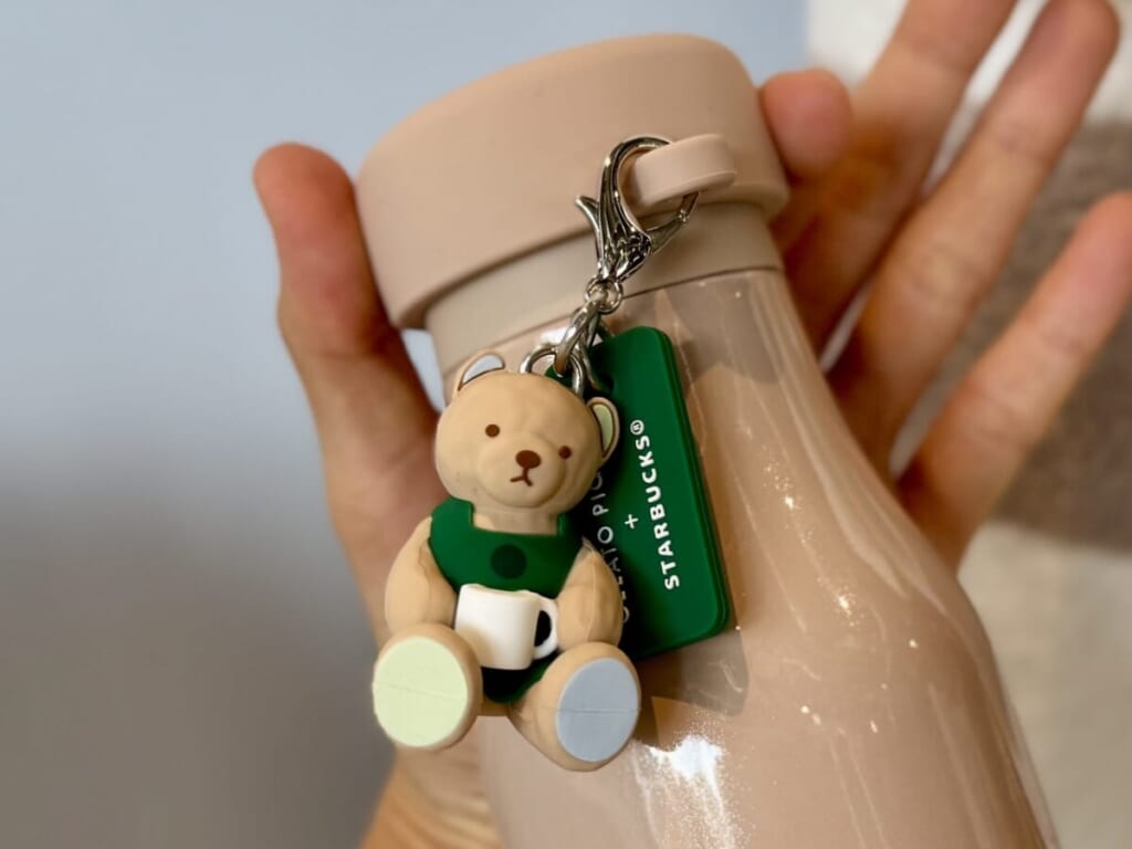 「gelato pique リッドカバーベアチャーム付きステンレスボトル モカベージュ 473ml」チャームアップ