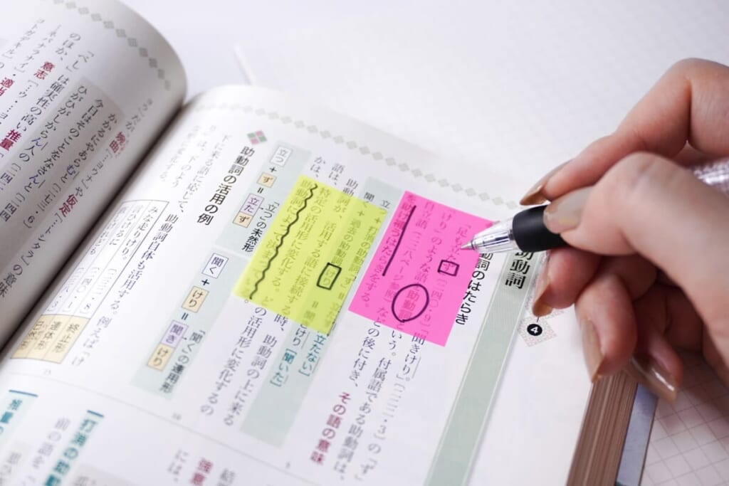 ダイソー「フィルムふせん」を教科書に貼り、勉強記録を書き残しているようす