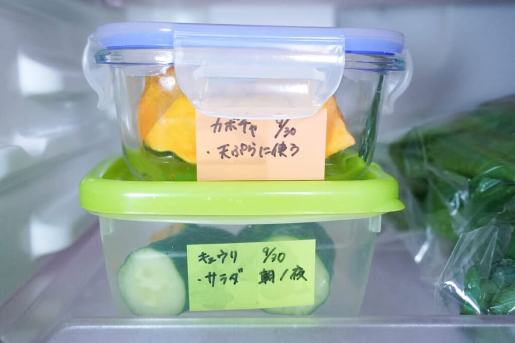 ダイソー「フィルムふせん」をタッパーに貼り、賞味期限や調理法をメモしたようす