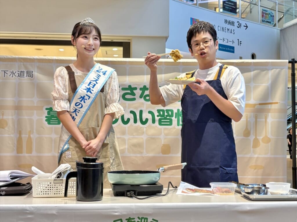 (左)2024 ミス日本「水の天使」 安井 南さん、(右)子育てインフルエンサー 木下 ゆーきさん 調理の様子