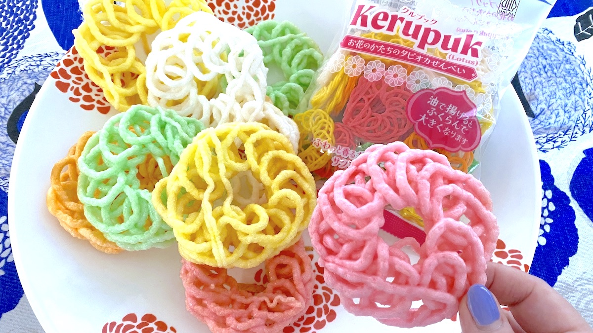 業務スーパーで見つけた！お花のかたちタピオカせんべい　クルプック｜Kerupuk