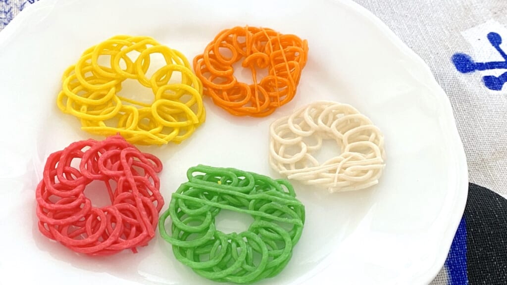 業務スーパーで見つけた!お花のかたちタピオカせんべい クルプック|Kerupuk 皿に出したところ