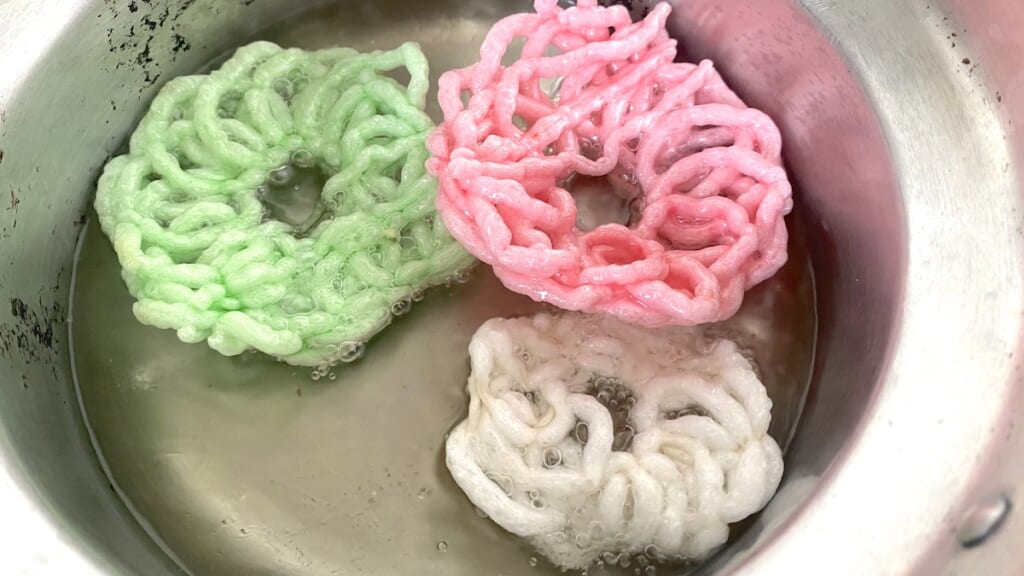 業務スーパーで見つけた!お花のかたちタピオカせんべい クルプック|Kerupuk 油で揚げて膨らんだ