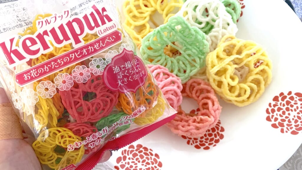 業務スーパーで見つけた!お花のかたちタピオカせんべい クルプック|Kerupuk ボリュームたっぷりでテーブル華やぐ