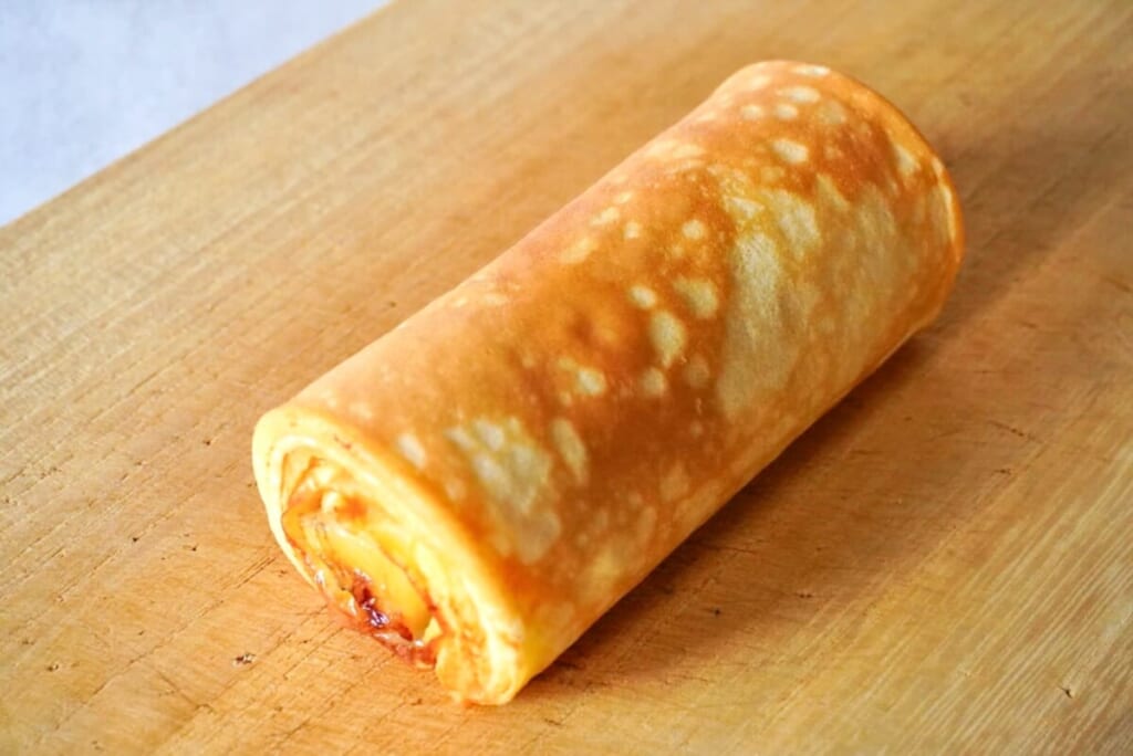 まな板の上で粗熱をとった「バナナバームクーヘン」