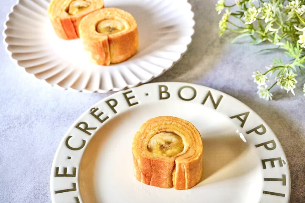 卵焼き器で作る「バナナバームクーヘン」をお皿に盛り付けたようす