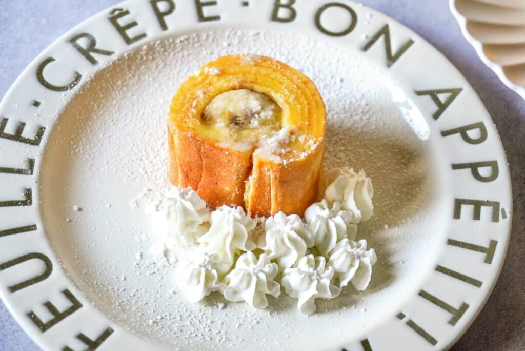 卵焼き器で作る「バナナバームクーヘン」をお皿に盛り付けたようす