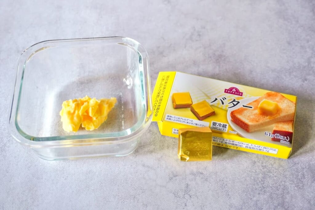 耐熱容器に入れたバター