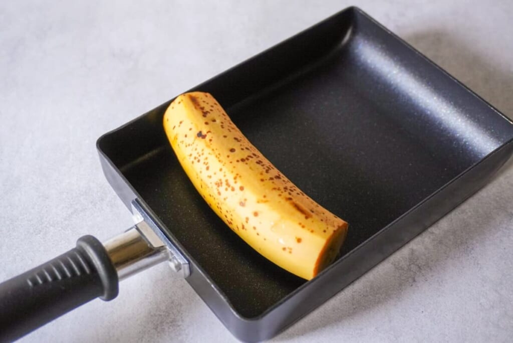 卵焼き器に端をカットしたバナナを入れたようす