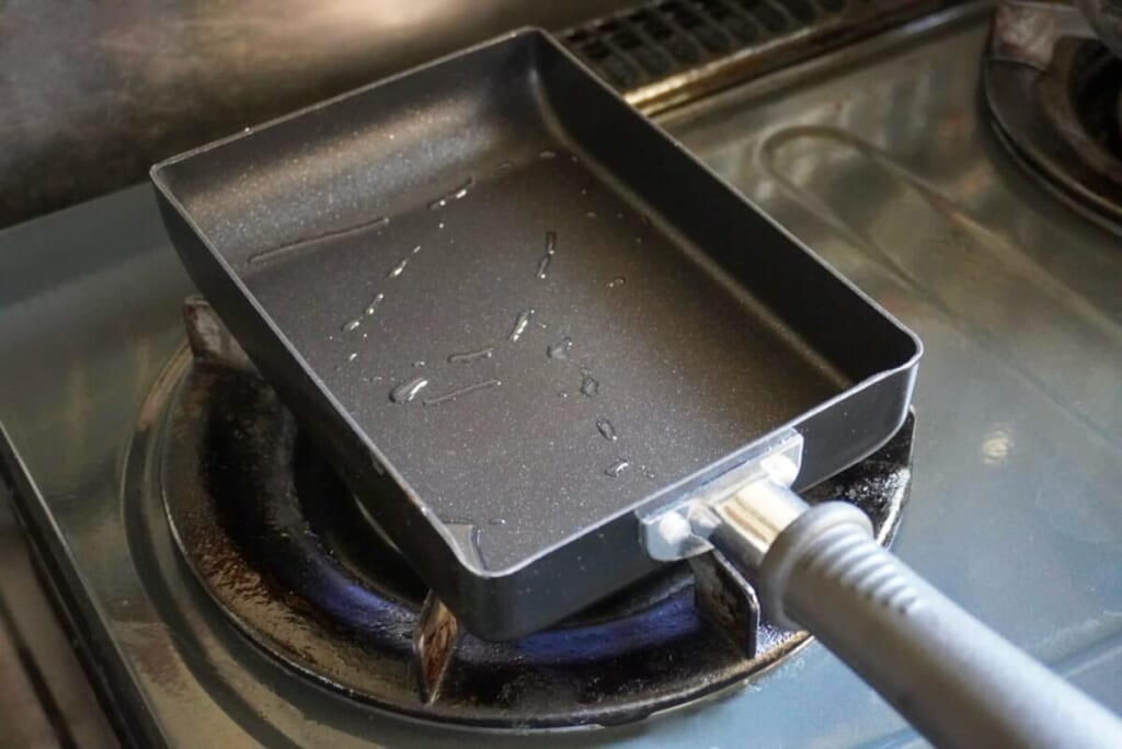 卵焼き器にサラダ油を引いたようす
