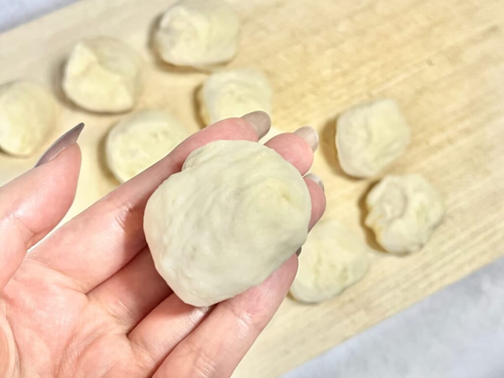 一次発酵させた「ちぎりパン」の生地を手で持っている様子