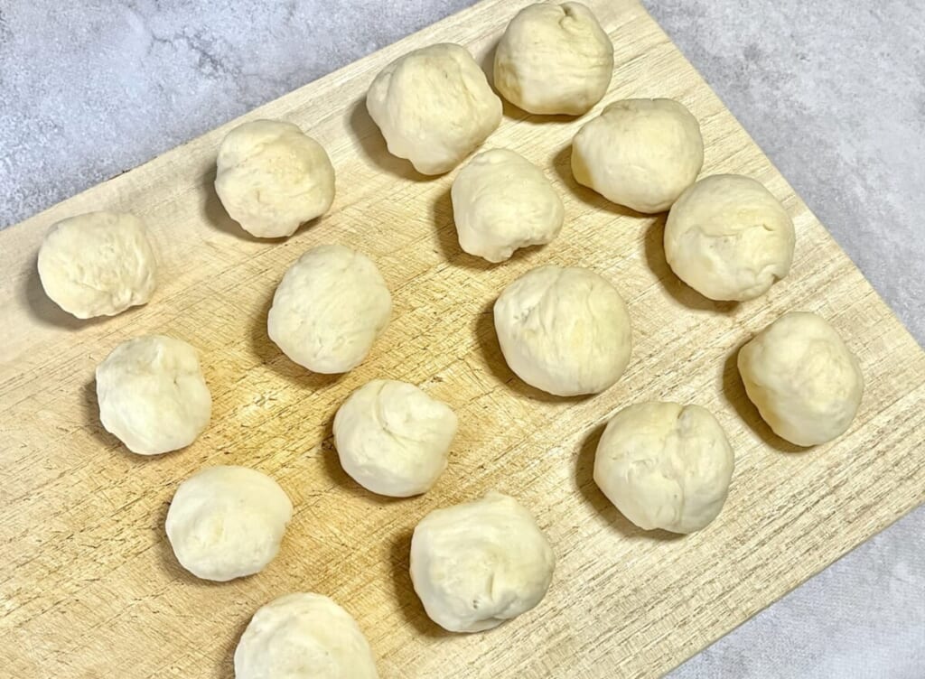 まな板の上にのせた「ちぎりパン」の生地