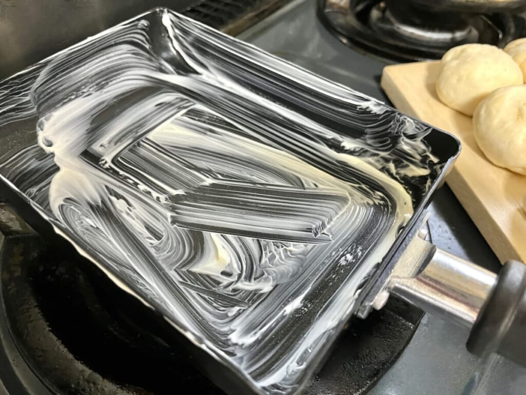 卵焼き器にマーガリンを塗り広げた様子