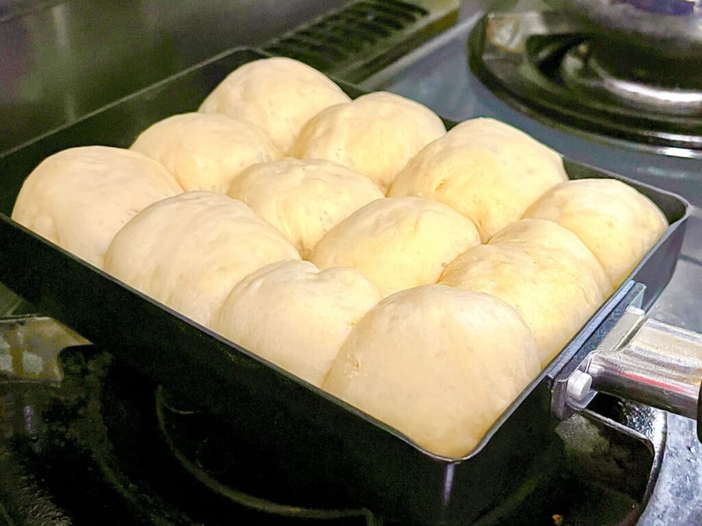 卵焼き器で「ちぎりパン」の生地を焼いている様子