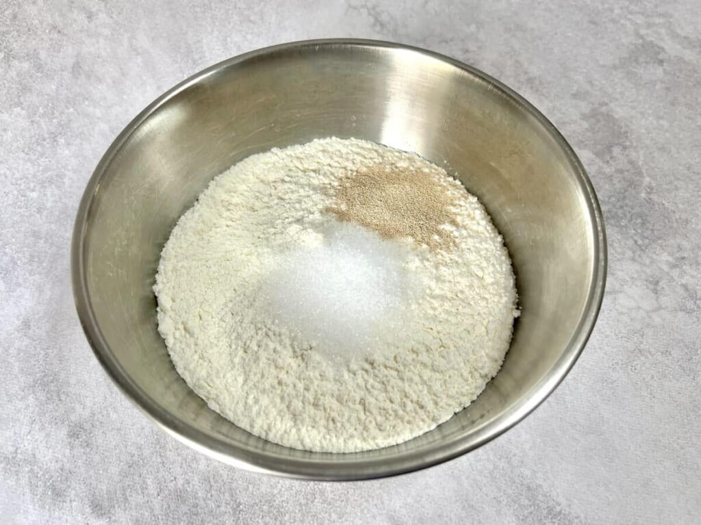 ボウルに強力粉、ドライイースト、グラニュー糖を入れた様子