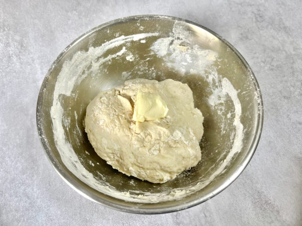 ボウルで混ぜた生地にバターを加えた様子