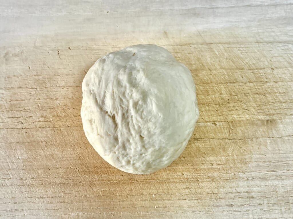 まな板の上にのせた「ちぎりパン」の生地