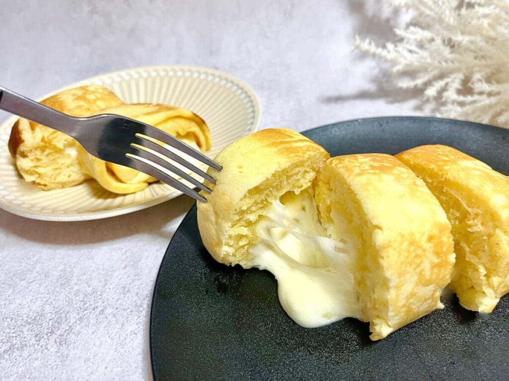 さけるチーズとホットケーキミックスが材料の、卵焼き器で作る「チーズドッグ」。切り分けてフォークで刺し、チーズを伸ばした様子