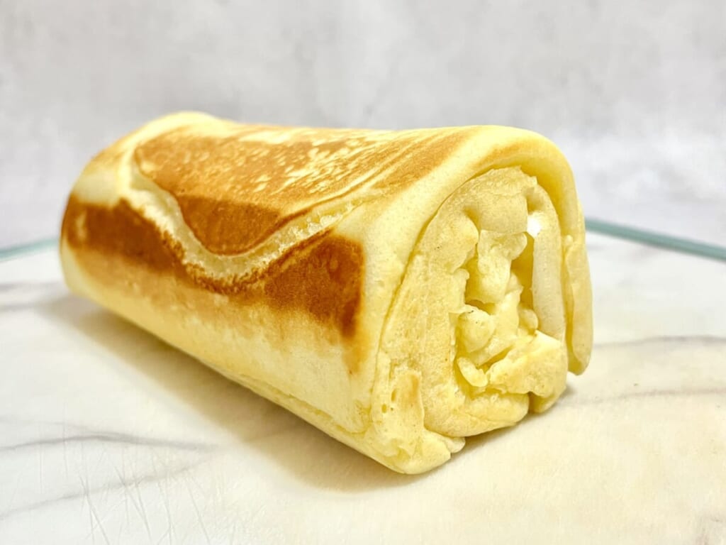 卵焼き器で作ったチーズドッグをまな板の上にのせ、横から見た様子