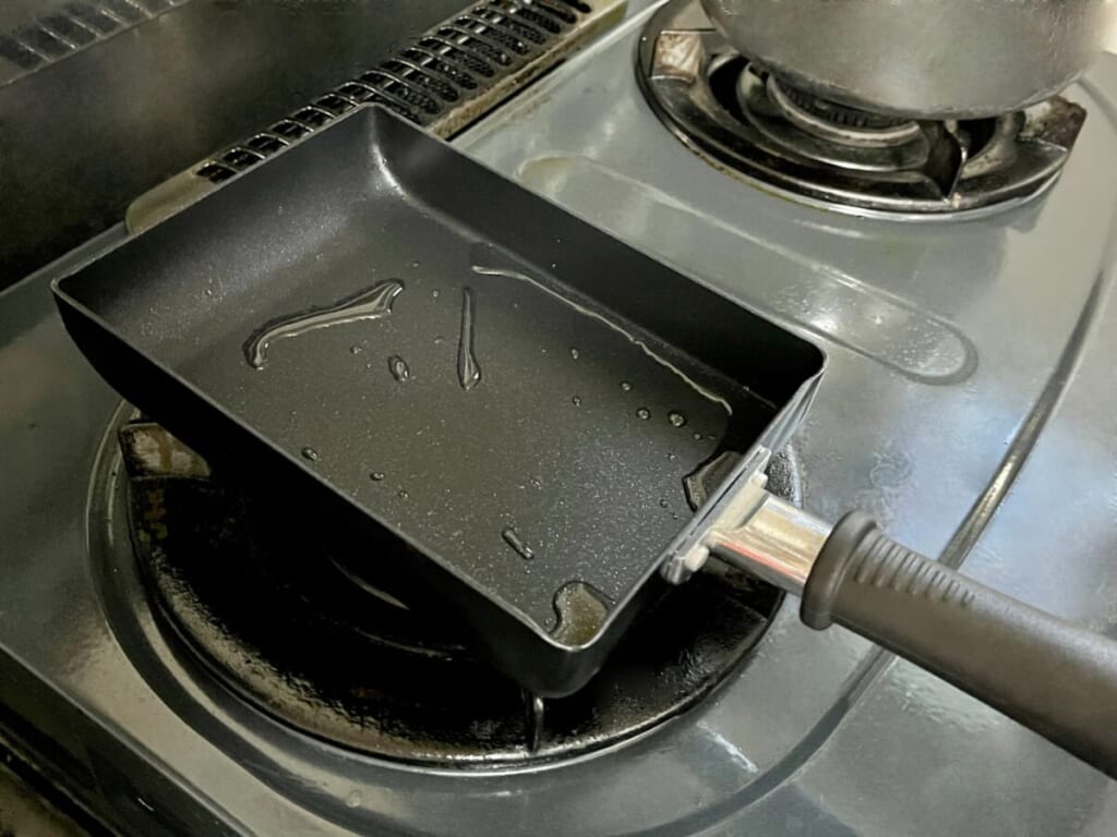 卵焼き器にサラダ油を引いた様子