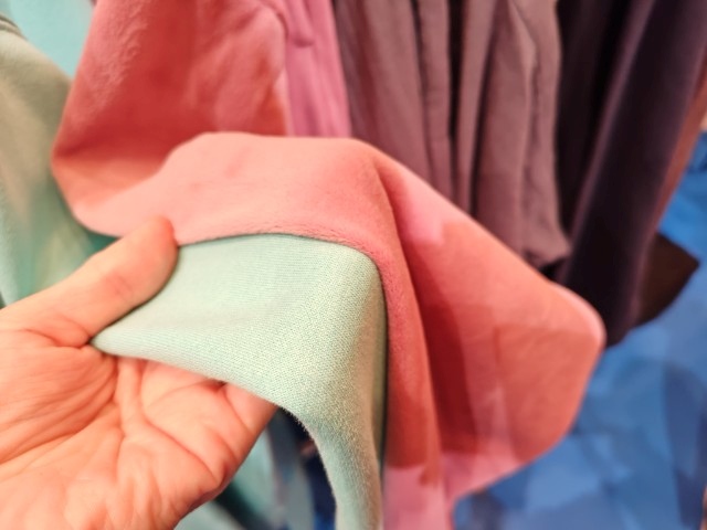 「TENTIAL」・2025年秋冬コレクション発表会にて（「BAKUNE」シリーズ）生地の比較