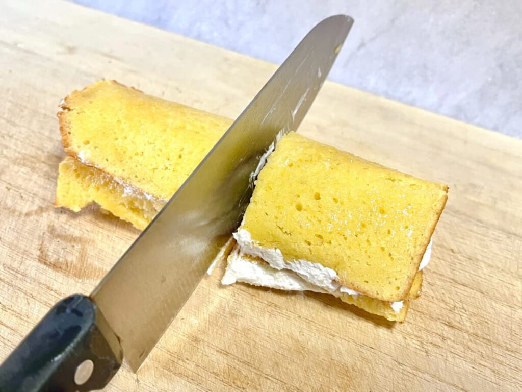 まな板の上で「いちごのキャンドルケーキ」を包丁で切っている様子