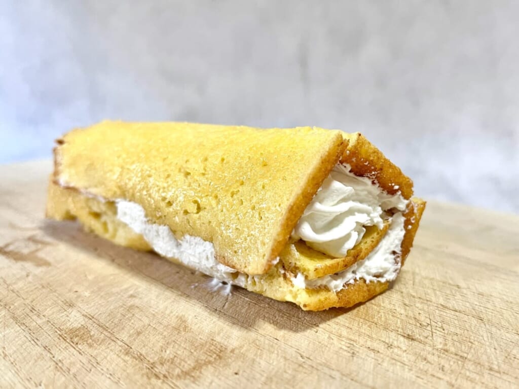 ホイップクリームを塗って巻いた「いちごのキャンドルケーキ」