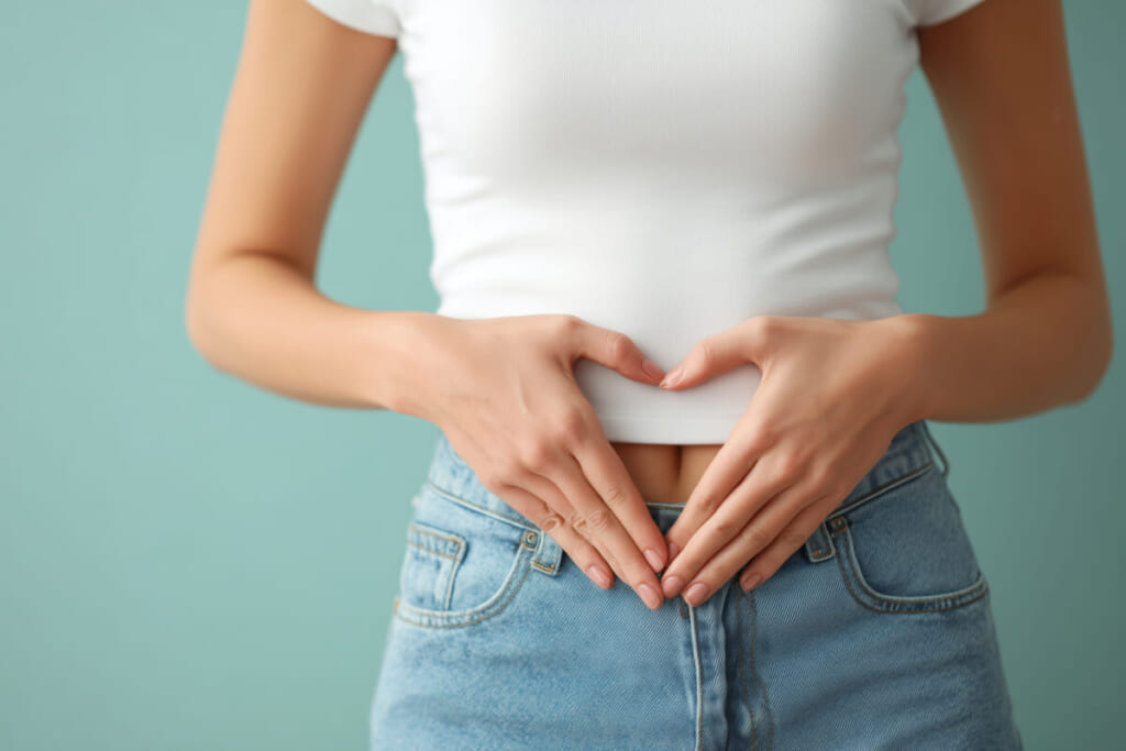 短鎖脂肪酸が免疫力のカギ？食物繊維と乳酸菌で整える腸のチカラ　お腹を抑える女性