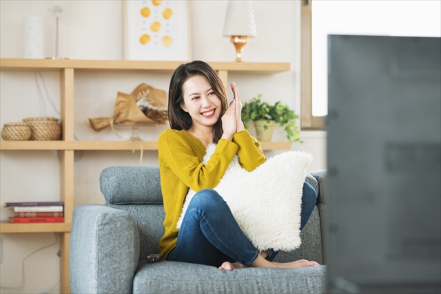 テレビをみる女性