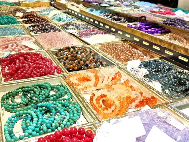 第13回「国際宝飾展」 秋(秋のIJT) 2025年10月29日~2025年10月31日(国際宝飾展 秋、会場パシフィコ横浜)パワーストーンブレスレットの陳列の様子5