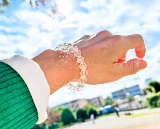 第13回「国際宝飾展」 秋(秋のIJT) 2025年10月29日~2025年10月31日(国際宝飾展 秋、会場パシフィコ横浜)パワーストーンブレスレットを着けた様子