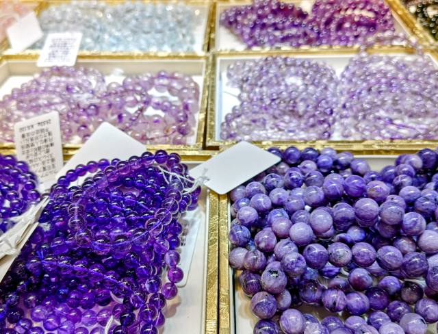 第13回「国際宝飾展」 秋(秋のIJT) 2025年10月29日~2025年10月31日(国際宝飾展 秋、会場パシフィコ横浜)パワーストーンブレスレットの陳列の様子6