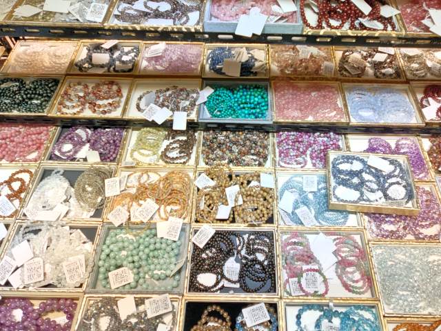 第13回「国際宝飾展」 秋(秋のIJT) 2025年10月29日~2025年10月31日(国際宝飾展 秋、会場パシフィコ横浜)パワーストーンブレスレットの陳列の様子