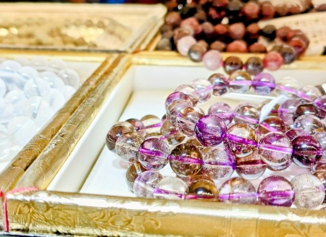 第13回「国際宝飾展」 秋(秋のIJT) 2025年10月29日~2025年10月31日(国際宝飾展 秋、会場パシフィコ横浜)パワーストーンブレスレットの陳列の様子2