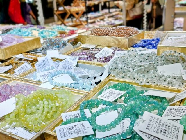 第13回「国際宝飾展」 秋(秋のIJT) 2025年10月29日~2025年10月31日(国際宝飾展 秋、会場パシフィコ横浜)パワーストーンブレスレットの陳列の様子4