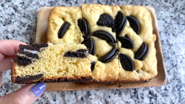 オレオ角マフィン 卵焼き器レシピ できあがり 手に持ったところ