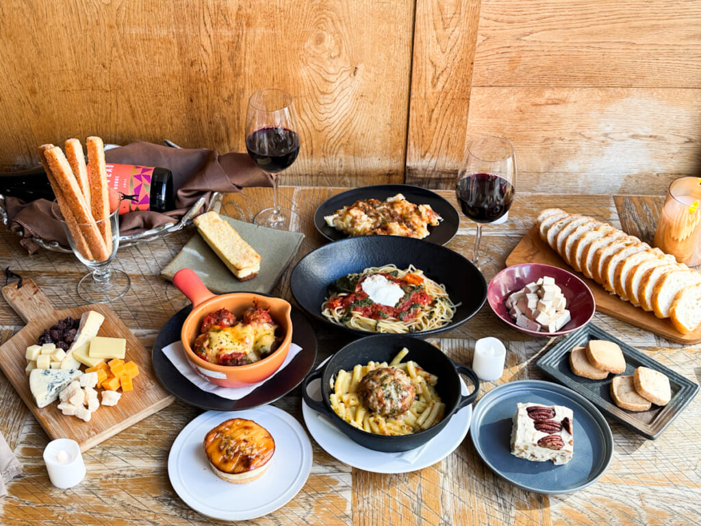 テーブルに並んだ成城石井の「立冬フェア」の商品