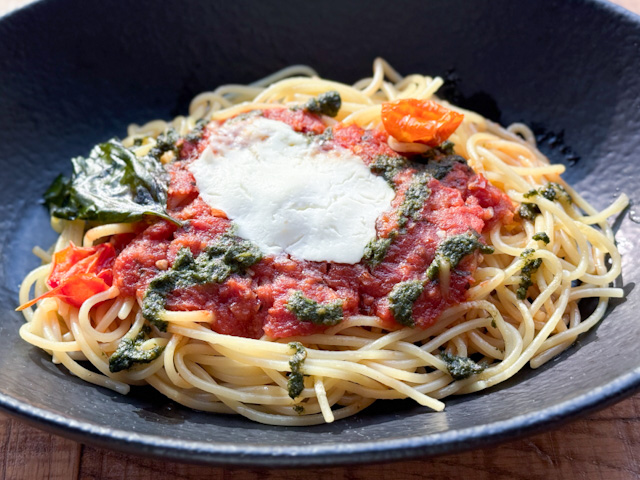 お皿に盛られた「成城石井自家製 イタリア産リコッタチーズとバジルのトマトソースパスタ」