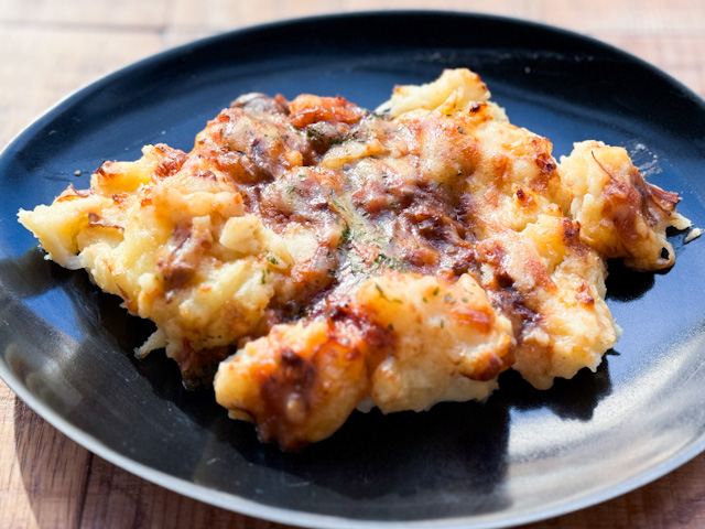 お皿に盛られた「成城石井自家製 3種チーズと牛肉ラグーソースのポテトグラタン」