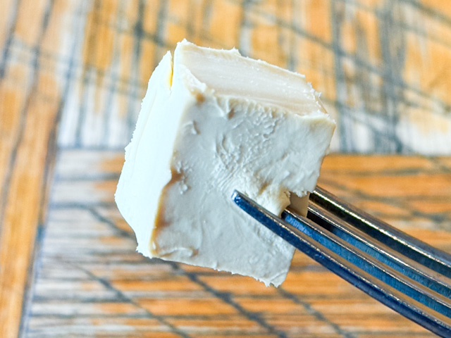 フォークで持ち上げた「成城石井 クリームチーズたまり醤油漬」