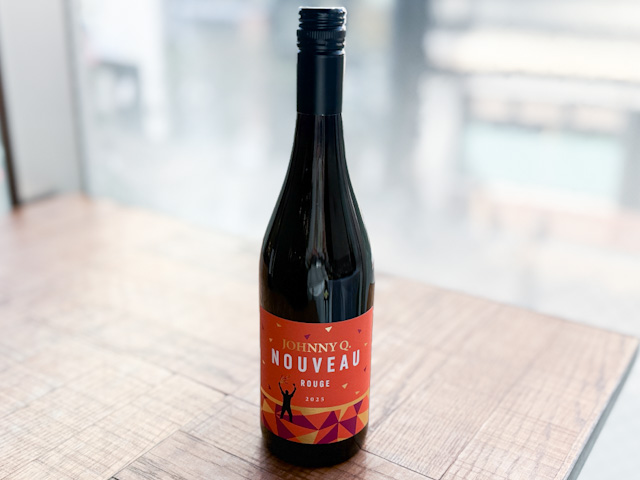 テーブルに置かれた「ジョニーQ ヌーヴォ 2025（立冬ヌーヴォ）」