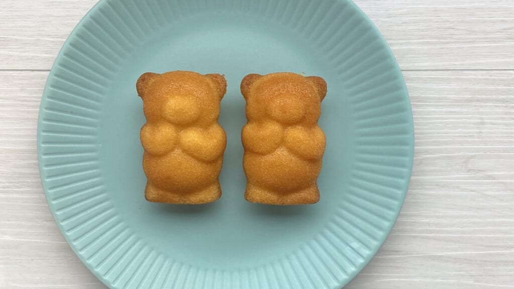 クマさんマドレーヌ「ハニー・ベア」｜フェルム ラ・テール 美瑛　2つ　皿にのせたところ