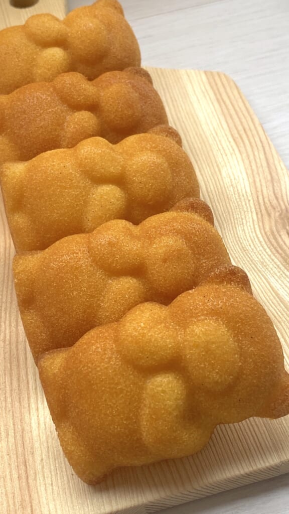 クマさんマドレーヌ「ハニー・ベア」｜フェルム ラ・テール 美瑛　5つ並べたところ