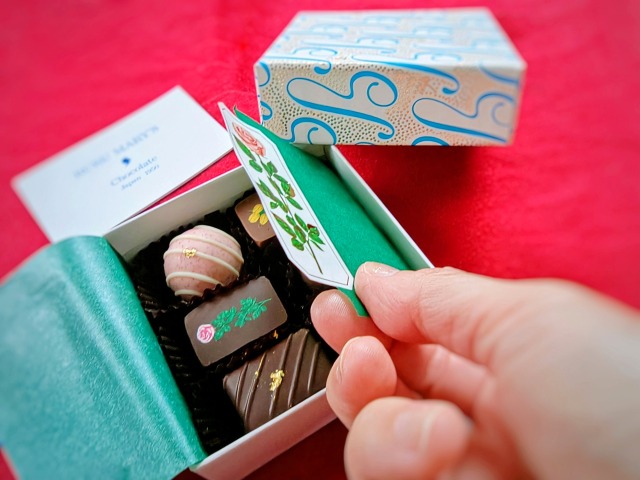 東京都渋谷区・「ルル メリー 青山通り店」ルルショコラ（開けた瞬間）2