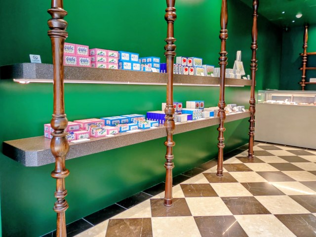 東京都渋谷区・「ルル メリー 青山通り店」店内