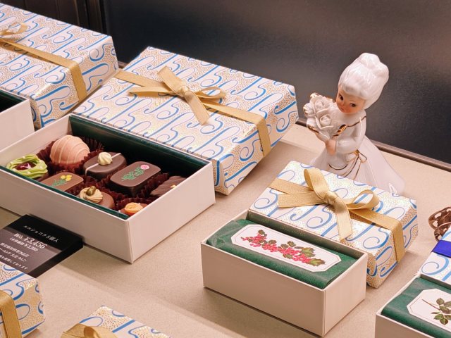 東京都渋谷区・「ルル メリー 青山通り店」ルルショコラ（ショーケースのディスプレイ）